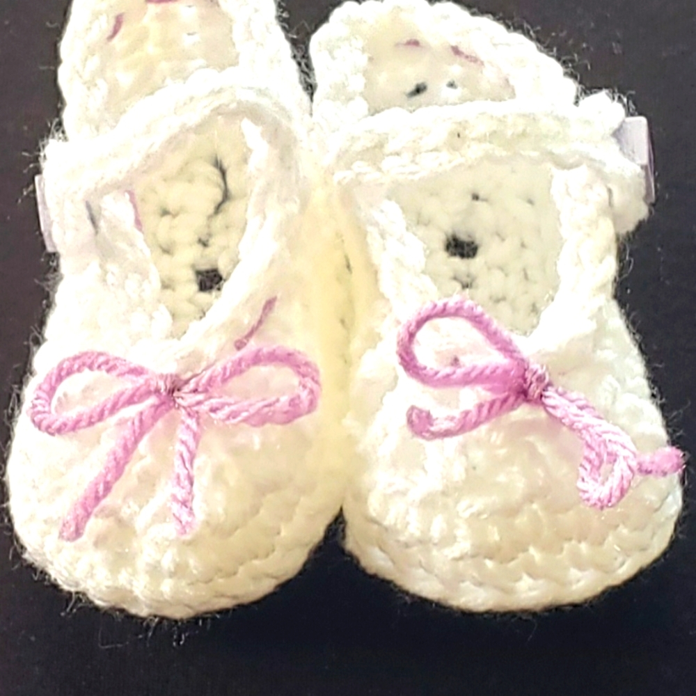 Beautiful handmade crochet Baby Mary Jane style booties,0-3 months.